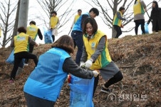 신천지자원봉사단 아산지부, 곡교천 은행나무길 대청소