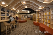 의정부시, 전철역사 가재울도서관 & 미술관을 품은 도서관