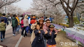 부산사상경찰서 삼락벚꽃축제서 가족사랑 PHOTO 타임 등 현장홍보
