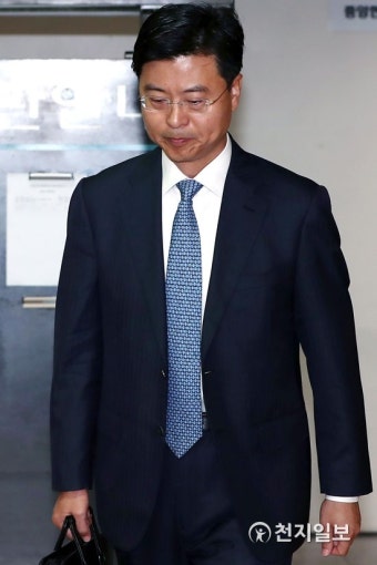 '국정원 불법사찰' 최윤수 前 2차장, 첫 공판 출석