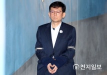 법정 향하는 장호중 前 부산지검장