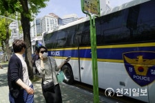 집회 몰린 주말… 정류장 막아선 경찰버스, 시민안전 위협