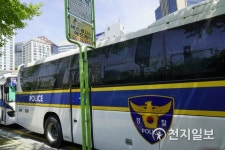 집회 몰린 주말… 정류장 막아선 경찰버스, 시민안전 위협