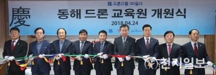 드론 실습용 시뮬레이터 만져보며