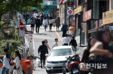 화창한 날, 이태원 거리