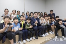 이낙연 총리, 어린이날 맞아 세종시 대동초 방문