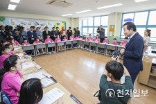 이낙연 총리, 어린이날 맞아 세종시 대동초 방문