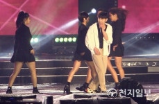 [포토] 2018 드림콘서트 열창하는 휘성