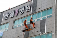 부상자 구조하러 갑니다