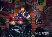 [포토] 뮤지컬 6시 퇴근 강찬 드럼을 쿵빠쿵쿵빠