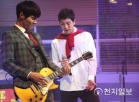 [포토] 뮤지컬 6시 퇴근 박웅·정성일 기타는 이렇게 치는 거지