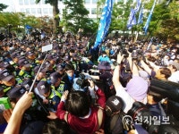 경찰과 충돌한 민주노총