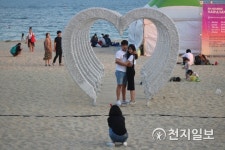[부산] 해운대 해수욕장 하트 터널서 한 컷