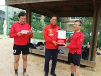 김정택 안산시의원 후보, 은하수 공원 내 족구장 조성 기여 감사패 받아
