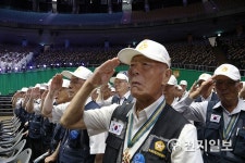 [6.25전쟁 68주년] 참전용사들 국기에 대한 경례