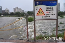 대전 갑천, 태풍에 호우로 물 넘쳐… 취임식, 줄줄이 취소