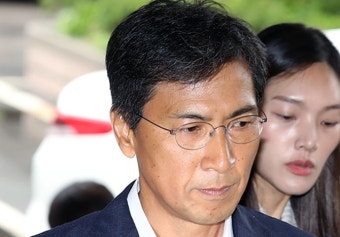 법정 향하는 안희정 전 충남지사