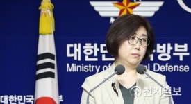 질의 듣는 최현수 대변인