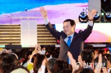 손 흔들어 인사하는 이용섭 광주시장