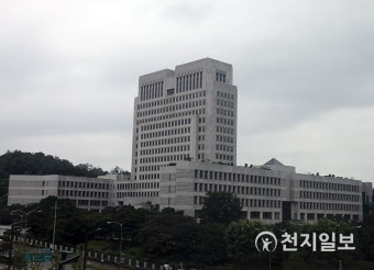 비 그쳤지만 잔뜩 흐린 대법원