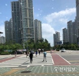 덥다 더워 우산을 펼쳐든 시민들