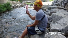 당현천 찾은 시민의 더위 식히는 법