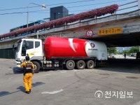 창원에서 액화산소 운반차량 육교에 끼어