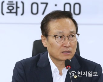 당정협의에서 발언하는 홍영표