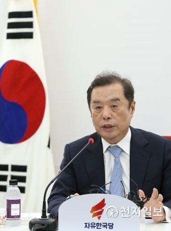기자간담회 갖는 김병준 혁신비대위원장