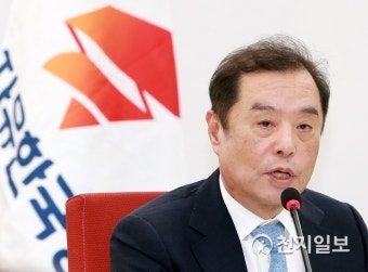 답변하는 김병준 혁신비대위원장