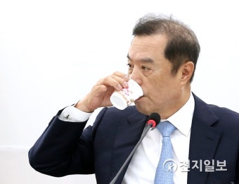 목 축이는 김병준 혁신비대위원장
