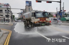 천안시 동남구, 폭염특보 장기화… 간선도로 살수작업