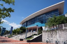 [현장] 창원역, 열대야 속 대합실 개방시간 늦다 원성에 10분 앞당겨 개방