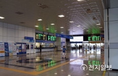 [현장] 창원역, 열대야 속 대합실 개방시간 늦다 원성에 10분 앞당겨 개방