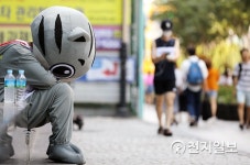 무더위에 지친 인형탈 알바생