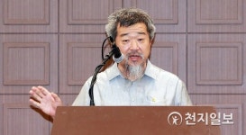 발제하는 한홍구 성공회대학교 교수