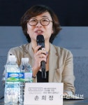 강연하는 손희정 문화평론가