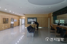 정전으로 불편 겪는 천안검찰청 방문 민원인들