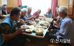 [횡성] 우천면 하궁1리 새마을 부녀회, 동네 어르신 초청… 삼계탕 나눔 행사