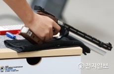 [창원세계사격대회] 사격을 준비하는 손