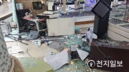 [부산] 추돌당한 승용차량 안경원 유리창 깨고 돌진 아찔