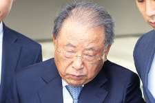 법정 나오는 조석래 효성 명예회장