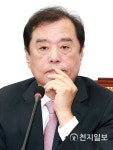 고심하는 김병준 비대위원장
