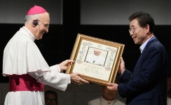 프란치스코 교황의 축복장 받는 박원순 시장