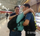 [부산] 공항서 외국인 노동자가 경찰 껴안은 이유는?