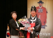 충무공 김시민 장군 기념사업회 꽃다발 받는 양승조 충남도지사