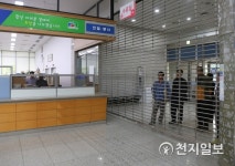 천안시, 청사 출입구 봉쇄… 민원인 업무 마비