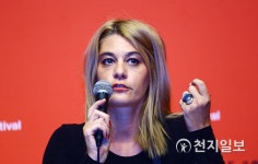 [부산국제영화제] 인사말 전하는 라비나 미테브스카