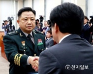 악수 나누는 박한기-안규백