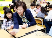 유은혜 부총리(교육부 장관), 세종시 방문… 새 정책 방향 발표